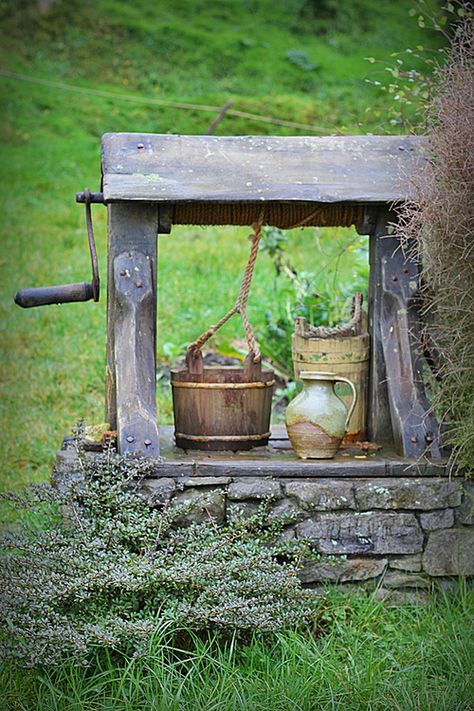 A água vem da terra, do fundo da terra, O poço veio dos homens, da sede dos homens... Christelike Boodskappe, Wishing Wells, Watering Cans, Country Scenes, Farms Living, Down On The Farm, Water Well, Old Barns, Country Charm