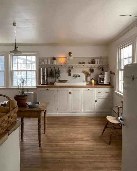 Lindsey Badenhop, Cozy Cottage Kitchen, Queen Anne House, Galley Style Kitchen, Kitchen Images, Cottage Kitchens, Cottage Interiors, Cottage Kitchen, Historic Home