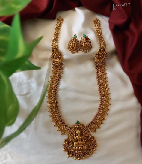 Long Lakshmi Necklace Set ~ South India Jewels Long Necklace Gold Indian Bridal, Seemantham Poses, Long Necklace Gold Indian, Long Haram Gold Jewellery Designs, Kasu Malai, Indian Gold Necklace Designs, Temple Necklace, Temple Jewelry Necklace, Long Haram