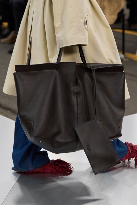 Tod’s Fall 2024 Ready-to-Wear https://www.vogue.com/fashion-shows/fall-2024-ready-to-wear/tod-s/slideshow/detail#43 Map Bag, Tods Bag, My Style Bags, Chloe Sevigny, Bags Aesthetic, Unique Bags, Vogue Runway, Small Handbags, Fall 2024