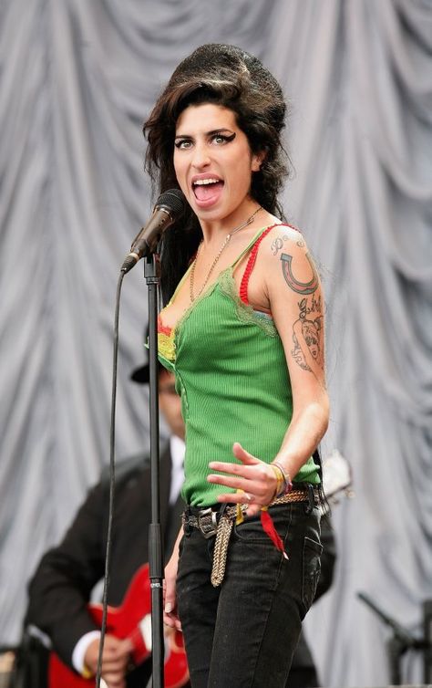 Amy Winehouse: Legend And Style Icon Amy Winehouse Style, Glastonbury Festival, Amy Winehouse, Beautiful Voice, Music Icon, World Music, Outfit Donna, Her Music, Back To Black