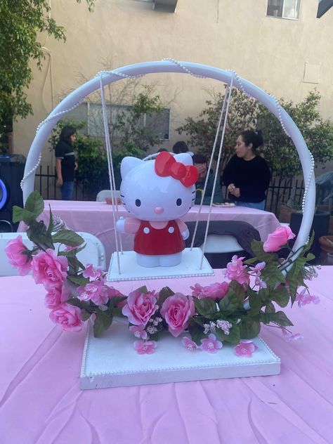 Hello Kitty Themed Quinceanera, Kuromi Centerpieces Ideas, Kuromi Quinceañera, Sanrio Centerpiece, Hello Kitty Party Centerpieces, Hello Kitty Table Centerpiece, Sanrio Centerpiece Ideas, Hello Kitty Quinceanera Doll, Hello Kitty Quinceanera Theme