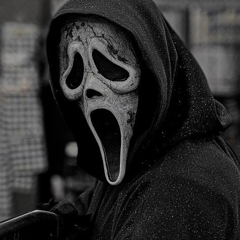 Aesthetic Horror, Scream Mask, Halloween Wallpaper Iphone Backgrounds, Ghostface Scream, Scary Movie Characters, Big Scary, Horror Movie Icons, Dark Men, Scream Movie