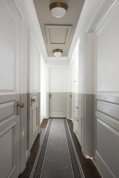 Design Discussion : Color Blocking - Room for Tuesday Woody House, Room For Tuesday, Corridor Design, Hallway Inspiration, Wallpaper Ceiling, Hallway Designs, Classic Interiors, 아파트 인테리어, Narrow Hallway