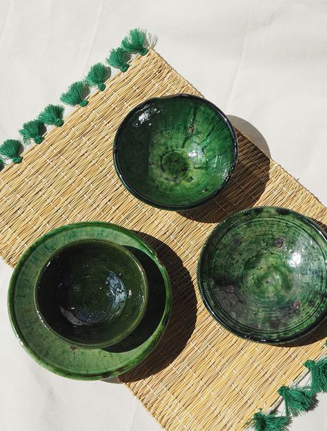 Green Tableware, Ceramic Cutlery, Diy Air Dry Clay, Green Plates, Sushi Restaurant, Green Pottery, Eco Friendly Decor, Ceramics Ideas Pottery, Ceramic Tableware