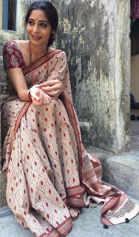 Everyday Saree, Cozy Bohemian Living Room, Women In Saree, Ethnic Rhinoplasty, Cozy Bohemian, Bohemian Living Room Decor, Formal Saree, Cotton Saree Blouse Designs, Saree Poses