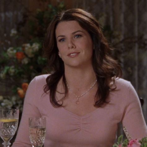 Lorelai Gilmore Pink, Lorelei Outfits, Gilmore Girls Characters, Gilmore Girls Fashion, Lorelei Gilmore, Rory And Jess, Gilmore Girls Outfits, Team Logan, Gilmore Girl