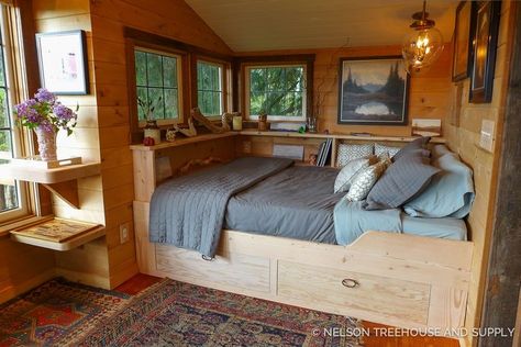 Alcove Bed, Muebles Shabby Chic, Sleeping Nook, Bed Nook, Building A Treehouse, Cozy Furniture, Bed In Closet Ideas, Bed In Closet, Tiny House Cabin