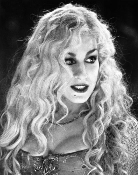 After 25 Years, Sarah Jessica Parker Reveals Her Favorite Part of Filming Hocus Pocus Sarah Sanderson Pfp, Sarah Jessica Parker Wallpaper, Sarah Sanderson Wallpaper, Sarah Jessica Parker Hocus Pocus, Blonde Movie Characters, Sarah Hocus Pocus, Hocus Pocus Cast, Sarah Sanderson Hocus Pocus, Women In Movies