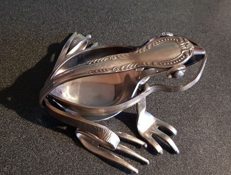 ... an elegant " dinner frog." Silverware Art Sculptures & Statues, Fork Crafts, Arte Art Deco, Metal Sculpture Artists, Cutlery Art, Silverware Crafts, Silverware Art, Recycled Metal Art, Spoon Crafts