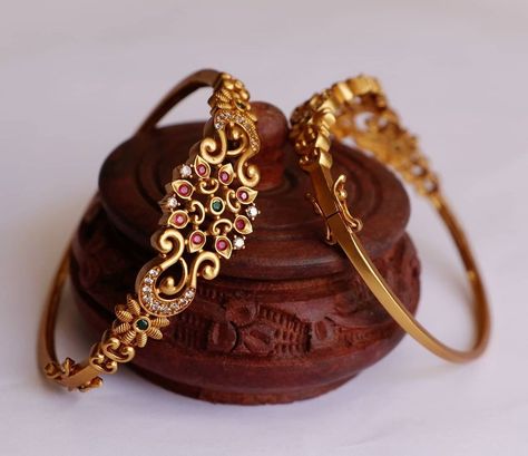 قلادات متدلية, Gold Jewelry Outfits, Antique Jewellery Designs, Indian Jewellery Design Earrings, Antique Jewelry Indian, Antique Bracelets, Jewelry Bracelets Gold, Indian Jewelry Sets, Gold Ring Designs