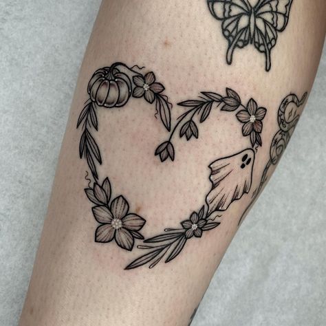 Cool Ghost Tattoo, Aesthetic Halloween Tattoos, Halloween Birthday Tattoo, Halloween Flowers Tattoo, Halloween Floral Tattoo, Spooky Girly Tattoos, Spooky Bff Tattoos, Halloween Flower Tattoo, Knee Heart Tattoo