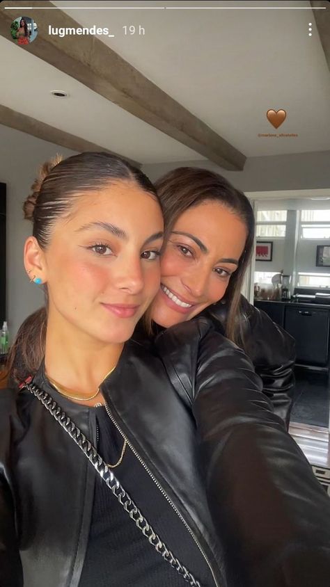 Mom And Daughter Instagram Pictures, Mother Daughter Instagram Story, Mom And Daughter Selfie, Mom Instagram Pictures, Mom And Daughter Photo Ideas, Daughter Photo Ideas, Mother Daughter Photoshoot, Mother Daughter Photos, Instagram Family