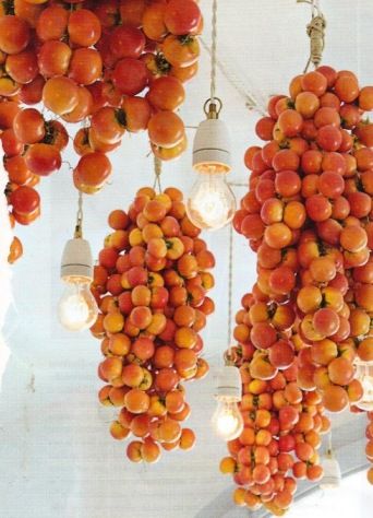 Tomato Chandeliers! South Africa Wedding, Fruit Centerpieces, Africa Wedding, Fruit And Veggie, Edible Crafts, Fruit Decorations, Wedding Money, Hanging Garland, Different Vegetables