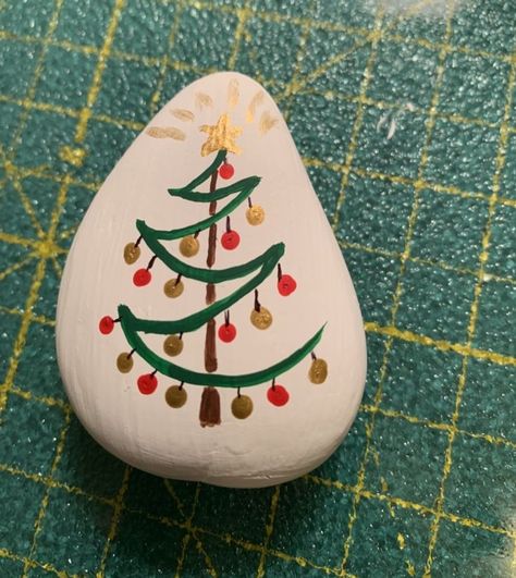 Painting Rocks Christmas Ideas, Painting Rocks Ideas Easy Christmas, Painted Christmas Rocks Ideas, Xmas Rock Painting, Holiday Rock Painting Ideas, Rock Painting Ideas Christmas, Christmas Stone Painting Ideas, Christmas Rocks Painted Ideas, Tree Painted Rocks