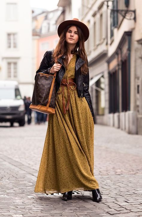 Si visitamos tiendas o web nos vamos haciendo una idea de las tendencias que vamos a lucir este otoño y que algunas it girl ya se apresuran a llevar. Hoy os voy hablar del look Bohemio o Boho-Chic , q Stile Hippie Chic, Look Hippie Chic, Estilo Hippie Chic, Boho Fashion Winter, Boho Winter Outfits, Bohemian Winter, Hippie Mode, Rok Outfit, Stile Boho Chic