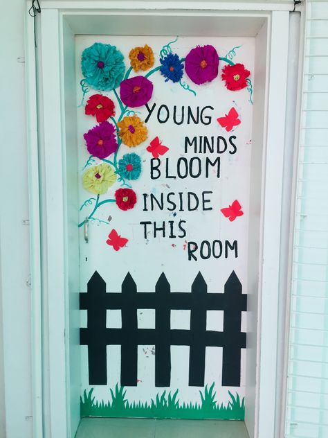 School Door Painting Ideas, Corridor Decorations For School, Welcome Charts For Classroom Door, Kindergarten Classroom Decorations Ideas Door Decorating, Pre School Doors Decoration, Class Door Decoration Ideas For Nursery, School Reopening Decoration, Flower Classroom Door, School Entrance Decor Ideas