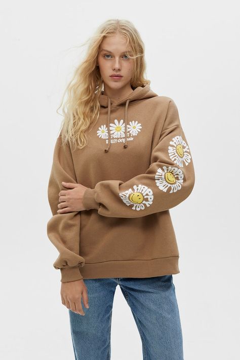 Smiley hoodie Sweat Noir, Military Style Boots, Basic Sweatshirt, Round Neck Sweatshirts, Faded Denim, Graphic Tops, Pull & Bear, Comfy Fashion, Girl Sweatshirts