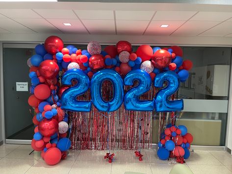 Blue Red Graduation Party, Red And Blue Graduation Party Decoration, Red White And Blue Graduation Party, Homecoming Balloons, Red And Blue Graduation Party, Red Balloon Wall, Kindergarten Graduation Decorations, Senior Table, Blue Graduation Party