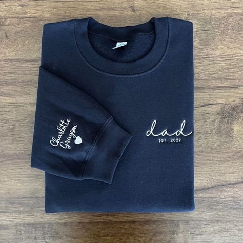 Dad Crewneck Sweatshirt, Heart On Sleeve, Embroidery Shirts, Gift For New Dad, Aunt Sweatshirt, Sweatshirt Ideas, Projets Cricut, Kids Names, Iron Decoration