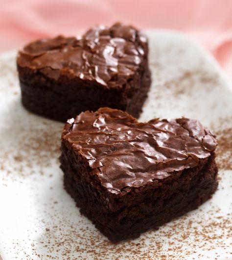 Turn fudgy brownies into "love-ly" brownies with the press of a cookie cutter. Baking Cocoa, Heart Food, Valentine's Day Recipes, Valentines Day Treats, Valentines Food, Brownie Mix, Brownie Cookies, Brownie Recipes, Forever Young