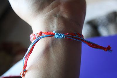 Square knots on friendship bracelet ends Friendship Bracelets Ending Ties, Friendship Bracelet Ending, Friendship Bracelet Ends, Embroidery Friendship Bracelets, Chevron Bracelets, Friendship Embroidery, Embroidery Friendship, Bracelet Ends, Diy Friendship Bracelets