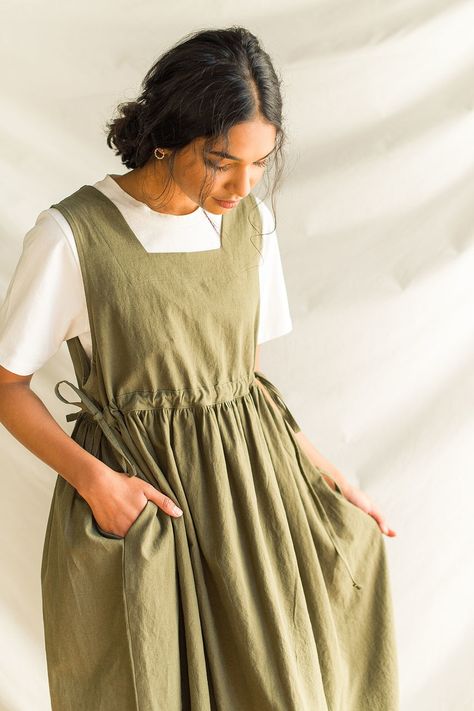 Olive Pinafore Dress, Side Tie Dress, Adjustable Dress, Ribbon Dress, Earthy Outfits, Mode Boho, Dress Beige, Looks Street Style, Apron Dress