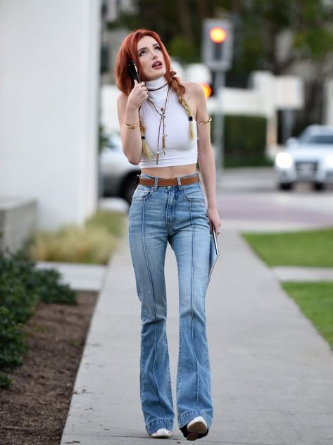 Bella Thorne Outfits, Bellbottom Jean Outfits, Alternative Beauty, Bella Thorne Style, Haley Williams, Bella Throne, Bella Hadid Outfits, Bella Thorne, Mom Style