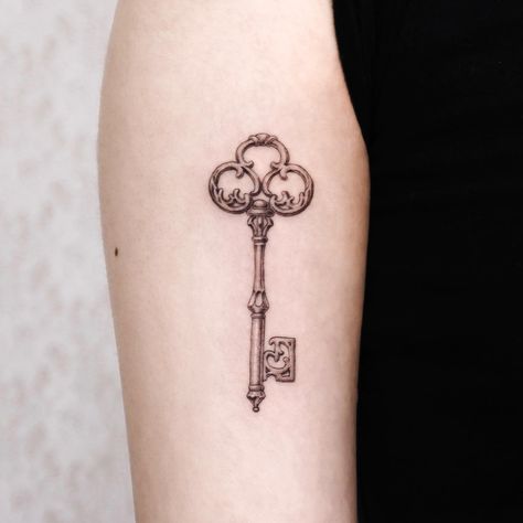 아와 [AWA] (@auua.tattoo) • Instagram photos and videos Old Fashion Key Tattoo, Old Key Tattoo, Key Tattoos For Women, Vintage Key Tattoos, Antique Key Tattoos, Small Key Tattoos, Lock Key Tattoos, Tattoo Key, Skeleton Key Tattoo