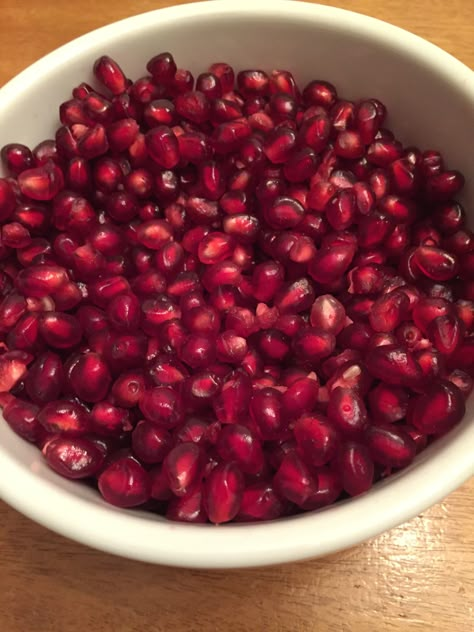 Pomegranate Bowl, Healthy Lunch Snacks, Food Babe, Fast Dinners, Healthy Recipies, Healthy Food Motivation, Healthy Lifestyle Food, Pomegranate Seeds, Pinterest Recipes