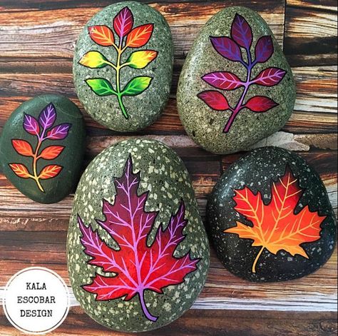 rock painting is very fun Arts And Crafts Tiles, Fall Rock, Garden Rock Art, Halloween Rocks, Seashell Painting, Halloween Crafts Decorations, Painted Rocks Craft, Rock Painting Ideas Easy, Hand Painted Stones