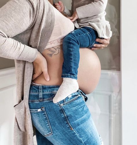 White T And Jeans Photoshoot, Blue Jeans And White Shirt Maternity Shoot, Jeans And Button Up Maternity Shoot, Maternity Jean Photoshoot, Open Jeans Maternity Photos, Maternity Photo With Jeans, Studio Maternity Outfits, Casual Maternity Pictures Jeans, Maternity Pics In Jeans