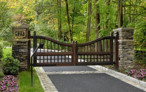 Gated Driveway, Driveway Entrance Landscaping, Farm Entrance, Garden Gate Design, Asphalt Driveway, Driveway Entrance, Farm Gate, Driveway Design, Driveway Landscaping