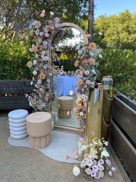 Garden Event Ideas, Bridal Shower Decor Backdrop, Bridal Expo Booth Ideas Florist, Floral Decor For Wedding, Floral Mirror Decor, Mirror At Party, Wedding Expo Booth Ideas Floral Design, Fake Florals Wedding, Trending Event Decor