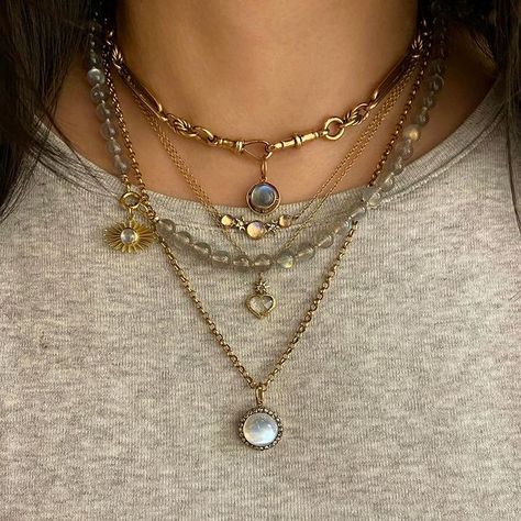 Clean Girl Aesthetic Instagram, Fashion Hairstyles, Clean Girl Aesthetic, Outfits Dresses, Stacked Necklaces, Mixed Metal Jewelry, Ideas Nails, Dope Jewelry, Money Aesthetic