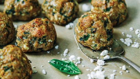 Basil Chicken Meatballs. These Basil Chicken Meatballs are an excellent source of iron and one of the best dietary sources of choline. Muffins Zucchini, Chicken Meatballs Recipe, Clean Chicken Recipes, Keto Meatballs, Chicken Meatball, Clean Chicken, Chicken Meatball Recipes, Best Meatballs, Basil Chicken