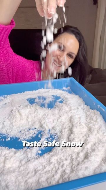 Myriam Sandler - Mothercould on Instagram: "It doesn’t snow in South Florida and I hear snow melts quickly 😉 so here’s a recipe that will last a year 🎉. Taste Safe Snow is AMAZING!! Its taste safe👅, feels cold🥶, has that snowy shine✨ and is not very messy ❄️. • 👉🏼YOU’LL NEED: -1 cup baking soda -1/2 cup sugar -1/2 cup corn starch -1 tbsp cream of tartar -4 tbsp of water, separated  -Medium bowl -Whisk 👉🏼INSTRUCTIONS: 1️⃣Pour the baking soda, sugar, corn starch and cream of tartar into a Corn Starch Crafts, Play Snow Recipe, Snow Dough, Snow Recipe, Snow Cake, Play Snow, Snow Balls, Preschool Christmas Activities, Sensory Items