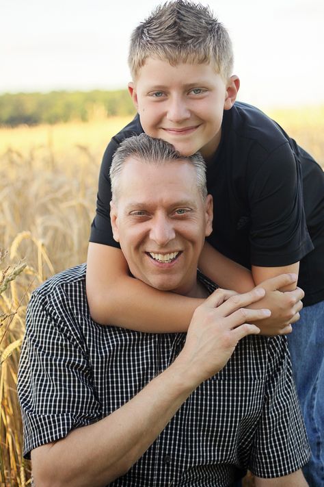 Father & son Dad Son Photography, Father Son Pictures, Father Son Photography, Father Son Photos, Son Pictures, Son Photo Ideas, Family Portrait Poses, Family Picture Poses, Family Photo Pose