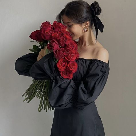 Rose Bouquet Pictures, Bridal Makeup Images, Flower Photoshoot, Red Pictures, Red Rose Bouquet, Flower Gift Ideas, Hair Arrange, Pic Pose, Dark Photography