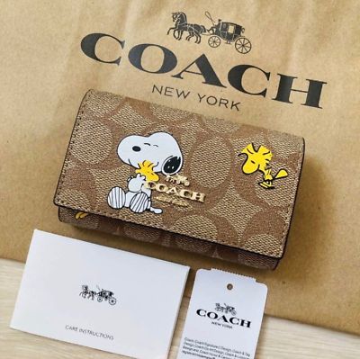 COACH x Peanuts Limited Edition 5 Key Case Snoopy Signature Cute Gift From JAPAN | eBay Snoopy Accessories, Snoopy Merchandise, Snoopy Items, Woodstock Snoopy, Snoopy Images, Snoopy Wallpaper, Snoopy Pictures, Snoopy Love, Pretty Bags