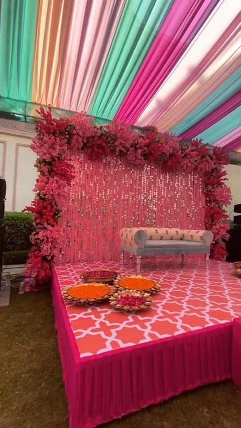 Holud Ceremony Decoration, Mehendi Gate Decor, Haldi Unique Ideas, Minimal Sangeet Decor, Mehndi Backdrop Stage Decorations, Small Stage Decoration, Mehendi Stage Decoration, Sangeet Decoration Night Indoor, Engagement Decoration Ideas