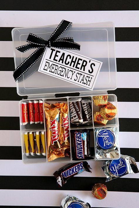 Teacher Appreciation Gift Ideas, Homemade Teacher Gifts, Daycare Gifts, Male Teacher Gifts, Appreciation Gift Ideas, Teachers Appreciation Week Gifts, Preschool Teacher Gifts, Teacher Gift Ideas, Teacher Valentine Gifts