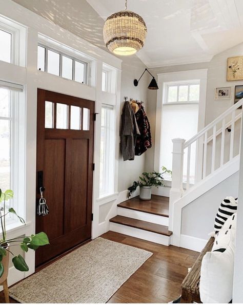 Entryway Stairs, Small Staircase, House Staircase, Beautiful Entryways, Staircase Ideas, Home Improvement Loans, Casas The Sims 4, Budget Home Decorating, Home Stairs Design