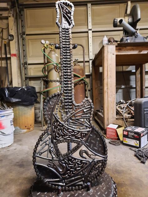 Welding Sculptures, Welding Women, Welded Sculpture, Steampunk Guitar, Recycled Metal Art, Metal Guitar, Outdoor Kitchen Decor, Welding Art Projects, Trash Art