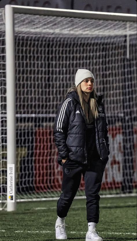 Soccer Winter Outfits, Soccer Style Women, Soccer Match Outfit, Soccer Match Outfit Woman, Soccer Coach Outfit Women, Footy Outfits, Soccer Game Outfits, Coach Outfits, Meditation Outfit