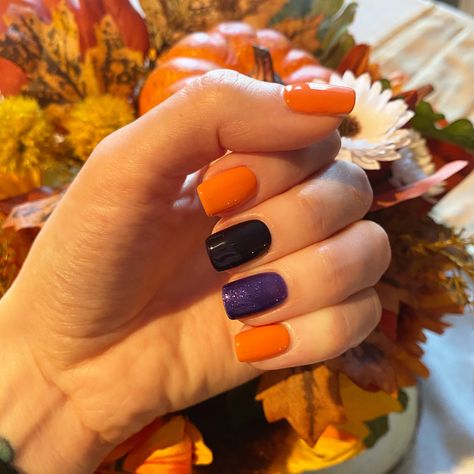 Halloween Nails One Color, Halloween Nails Multicolor, Halloween Nail Polish Colors, Halloween Color Nails Simple, Simple Halloween Nails Solid Color, Halloween Nails Plain Colors, Diy Halloween Dip Nails, October Nail Ideas Halloween, Halloween Nexgen Nails