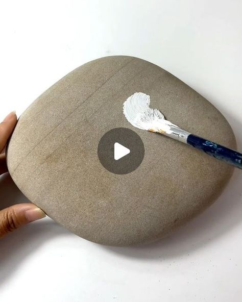 Stone Diy Crafts, Pebble Art Painting, Paint A Rock Ideas, New Rock Painting Ideas, Cute Pebble Painting, Art Rocks Painting, Rock Art Painting Ideas, Acrylic Painting On Stones, Painting On Rocks Ideas Simple