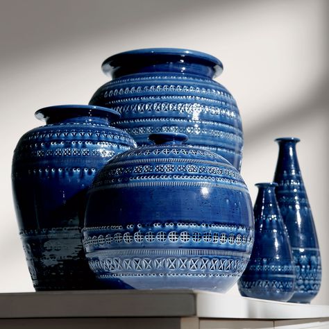 Interior Design Trends: Blue. Ethan Allen's take on blue decor. Romano Round Blue Vase - Ethan Allen US Vase Filler Ideas, House Outdoor, Mid Century Pottery, Blue Pottery, Ethan Allen, Blue Vase, Feeling Blue, Love Blue, Decorative Accents