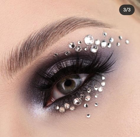 Eye Rhinestone Ideas, Makeup Looks With Jewels, Bejeweled Eye Makeup, Jewel Eye Makeup Rhinestones, Face Gem Ideas, Masquerade Makeup Ideas, Beads Makeup, Girl Halloween Makeup, Disco Makeup