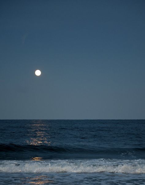 Moon From Window Aesthetic, Vintage Sea, Sea Photography, Sky Moon, Summer Dream, Night Aesthetic, Nature Aesthetic, Sky Aesthetic, Blue Aesthetic